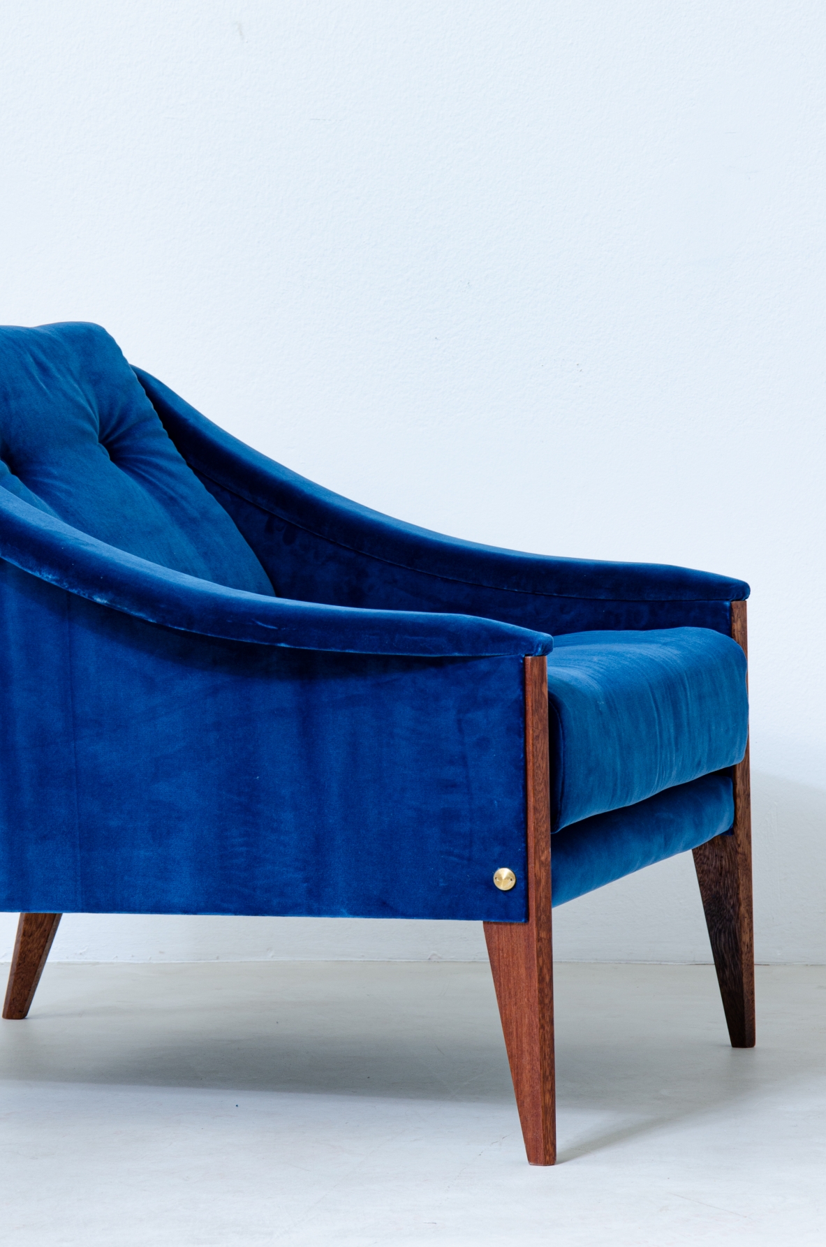 Giò Ponti. Coppia di poltrone modello Dezza 24 con rivestimento in velluto. Manifattura Poltrona Frau, 1965