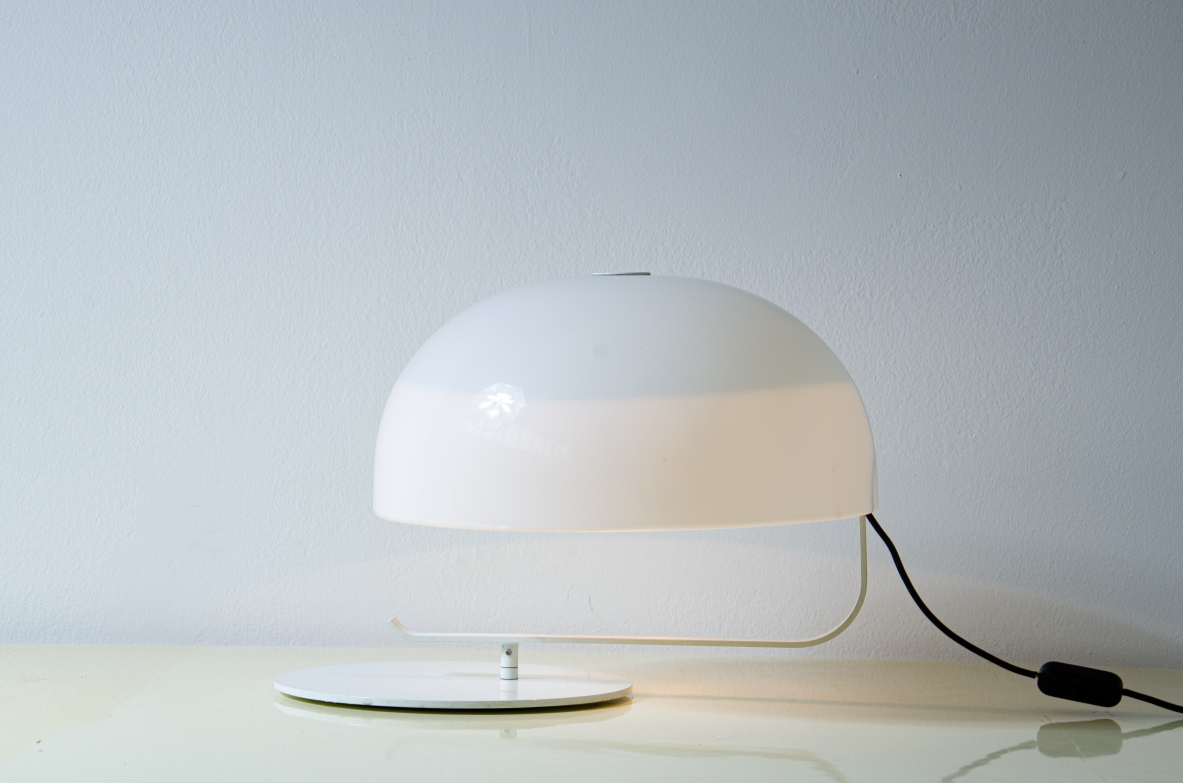 Marco Zanuso. Lampada da tavolo in metallo laccato e perplex. Oluce 1963