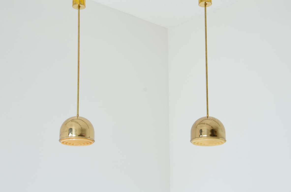 Coppia di lampade a sospensione in ottone. Produzione Bergboms, Svezia 1960ca.