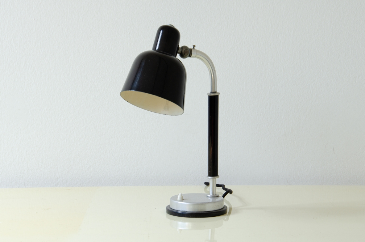 Lampada da tavolo in metallo con base in ardesia. Manifattura italiana anni 40.