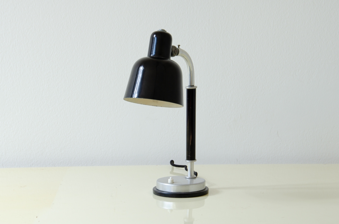 Lampada da tavolo in metallo con base in ardesia. Manifattura italiana anni 40.