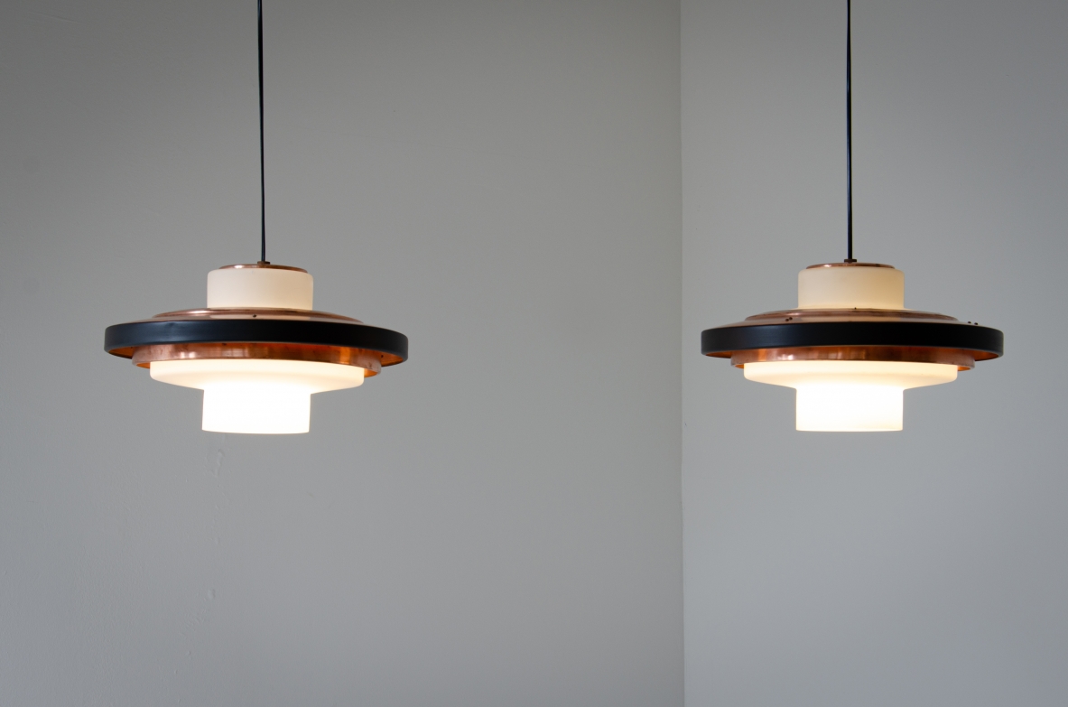 Coppia di lampadari in vetro opaline e disco in rame. Stilnovo, 1960ca.