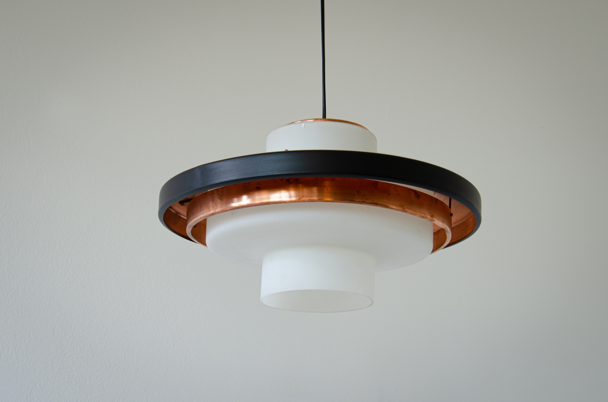 Coppia di lampadari in vetro opaline e disco in rame. Stilnovo, 1960ca.