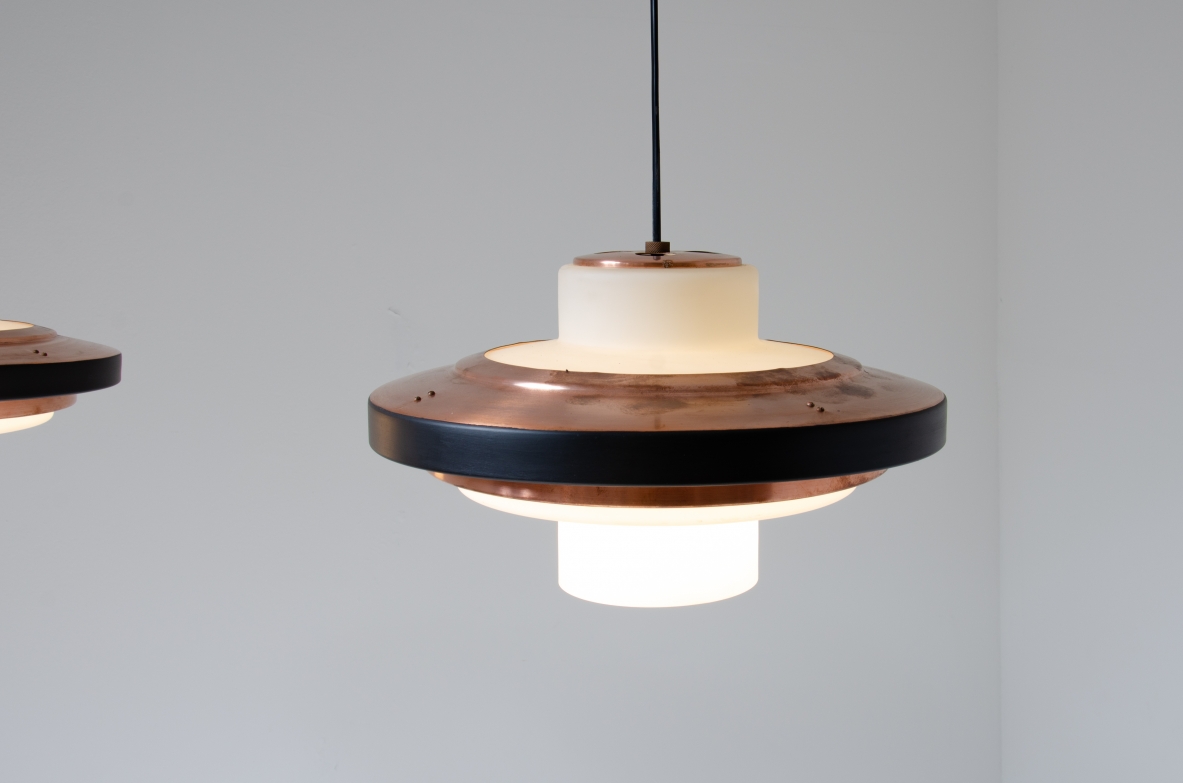 Coppia di lampadari in vetro opaline e disco in rame. Stilnovo, 1960ca.