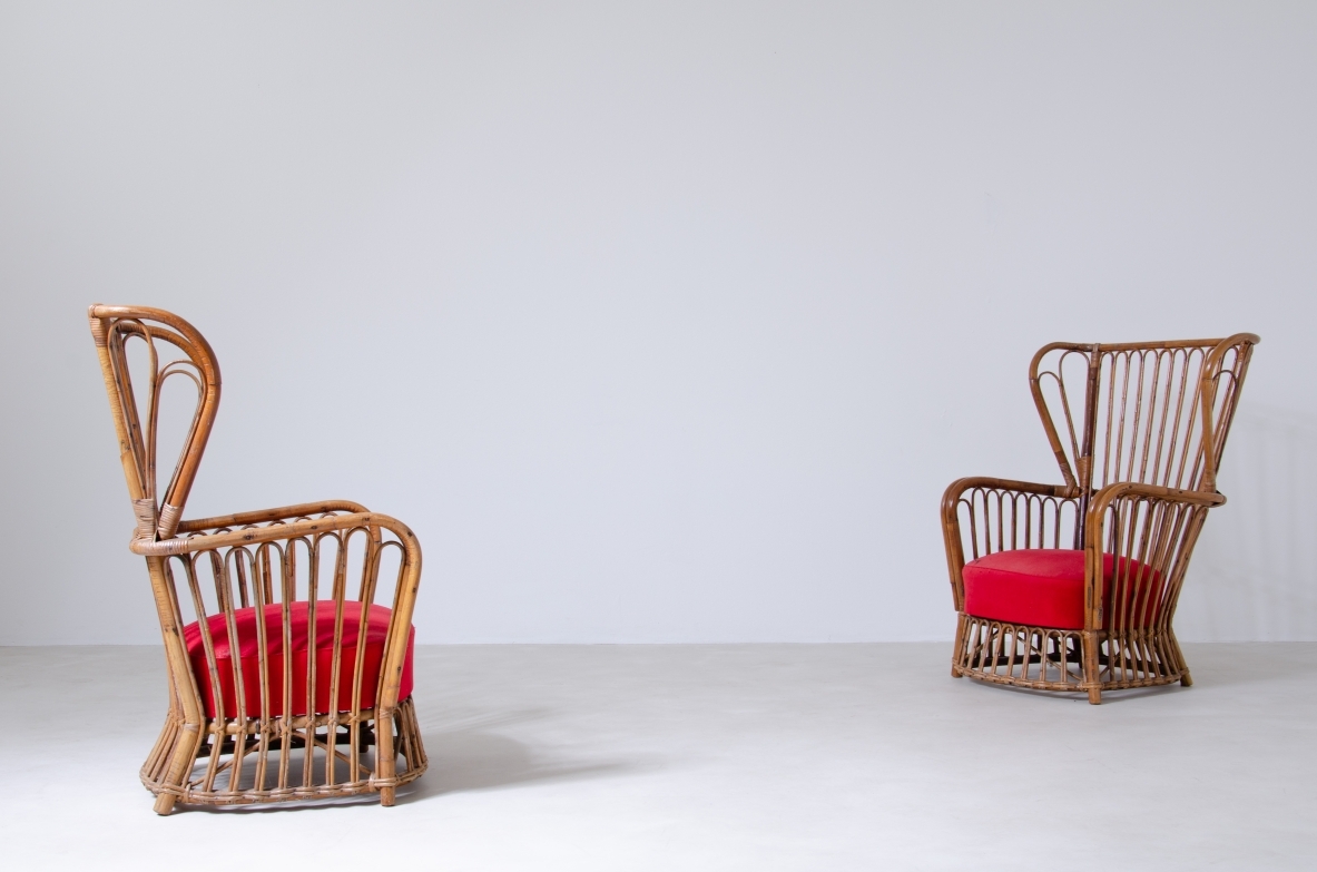 Coppia di poltroncine in rattan con seduta imbottita.  Manifattura italiana, anni '50.