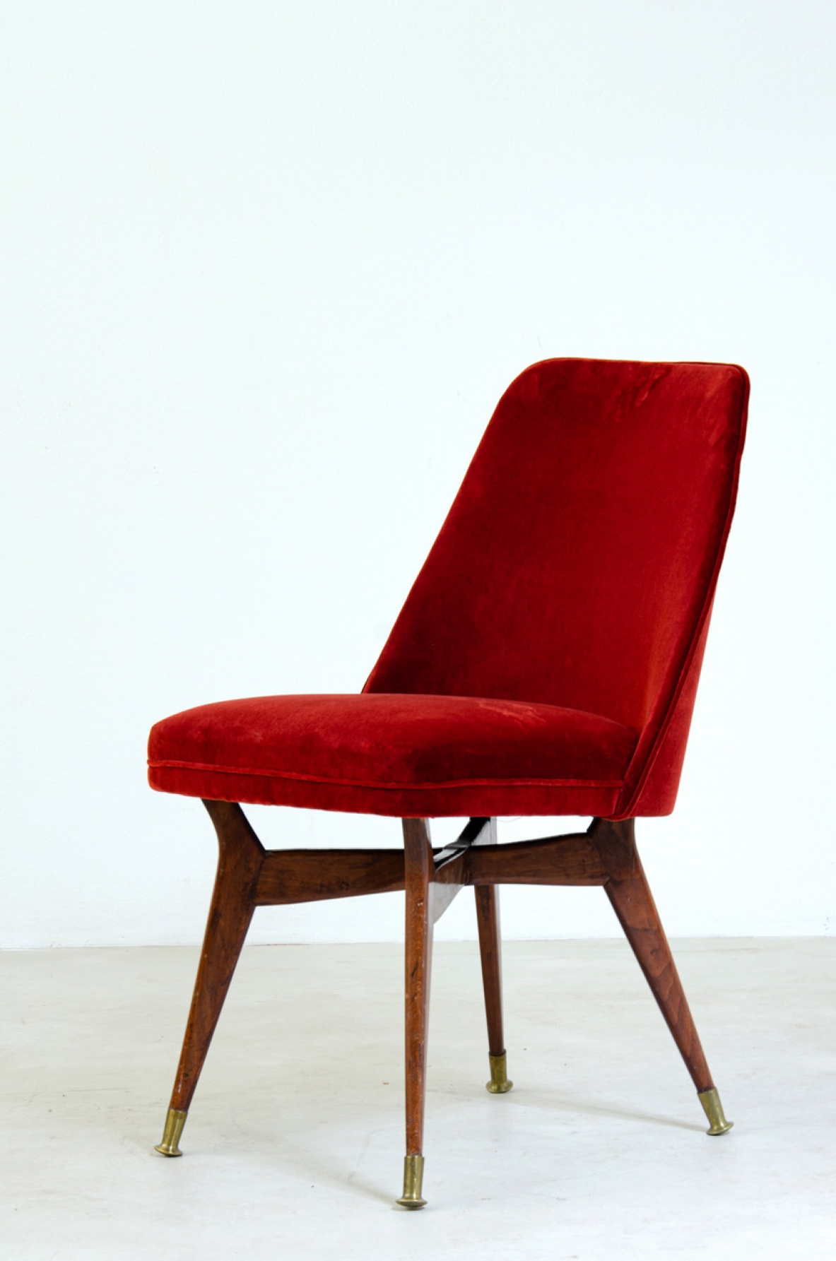 Melchiorre Bega, due sedie con seduta a pozzetto imbottita, struttura in legno e puntali in ottone. Manifattura Bega & C., 1954.