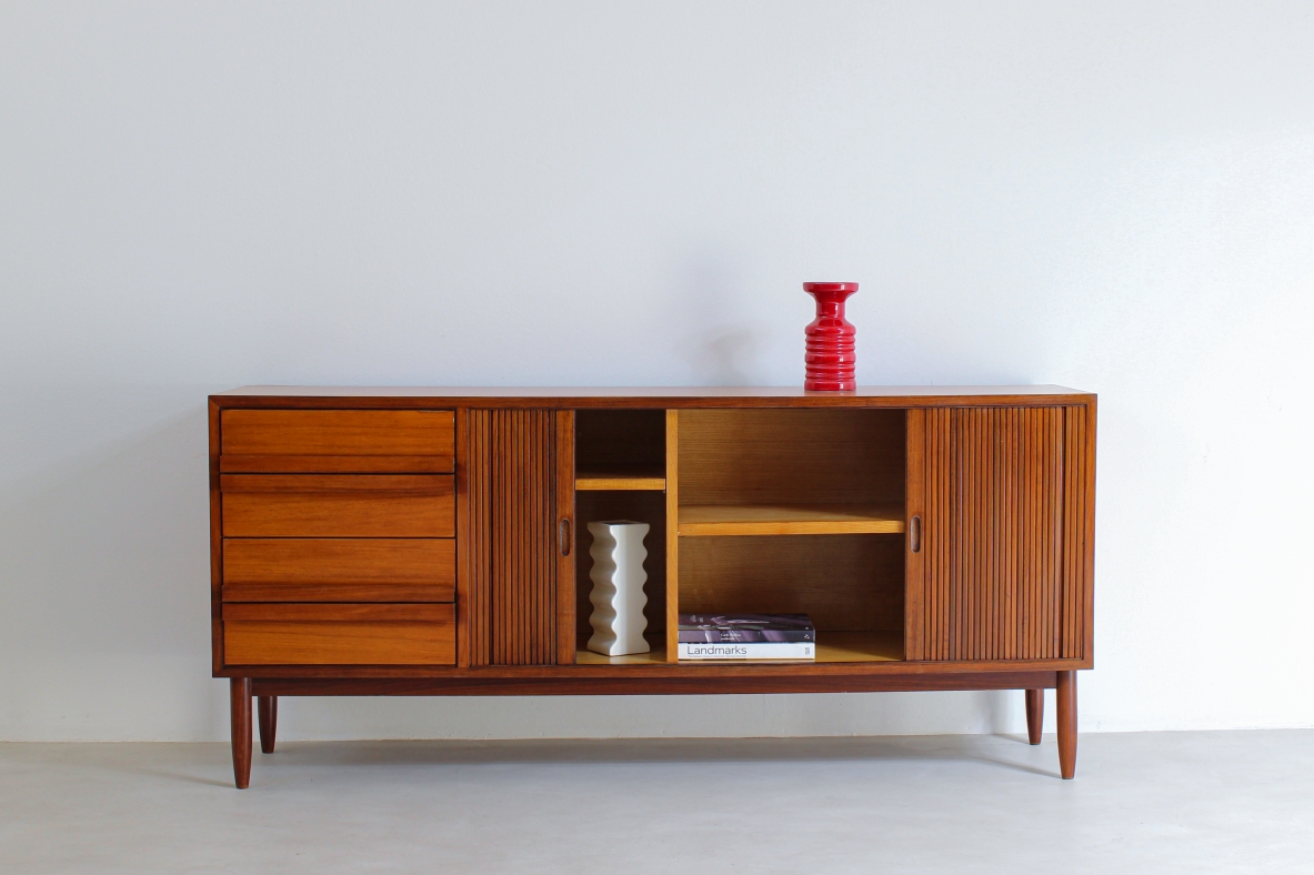 Credenza in legno di teak e interni in acero. Manifattura italiana, 1960ca