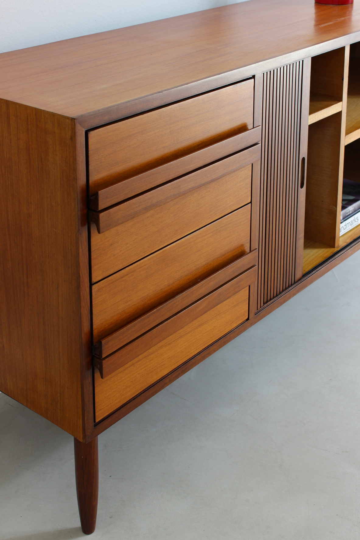 Credenza in legno di teak e interni in acero. Manifattura italiana, 1960ca