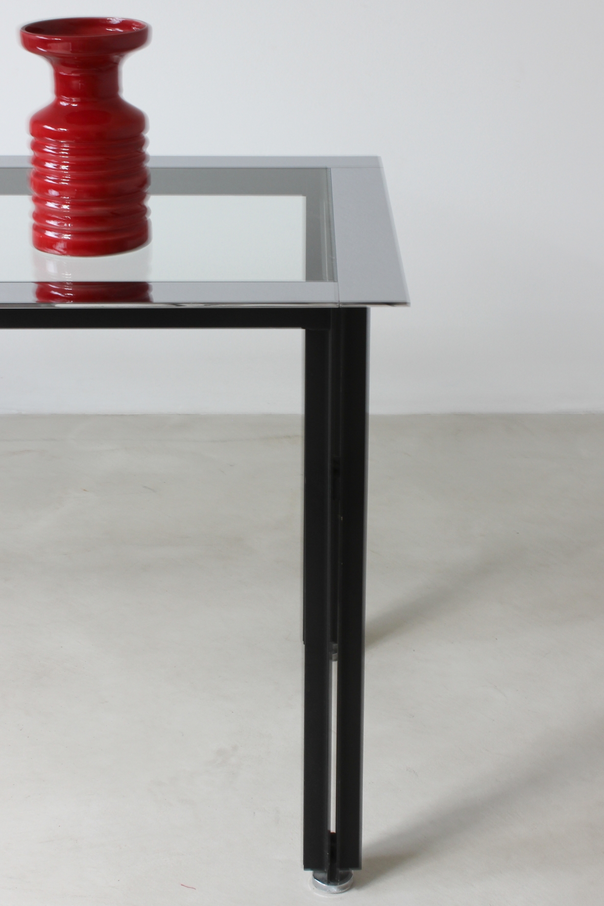 Luigi Caccia Domignoni. Console con piano in vetro con fascia in metallo cromato. Produzione Azucena, 1970ca