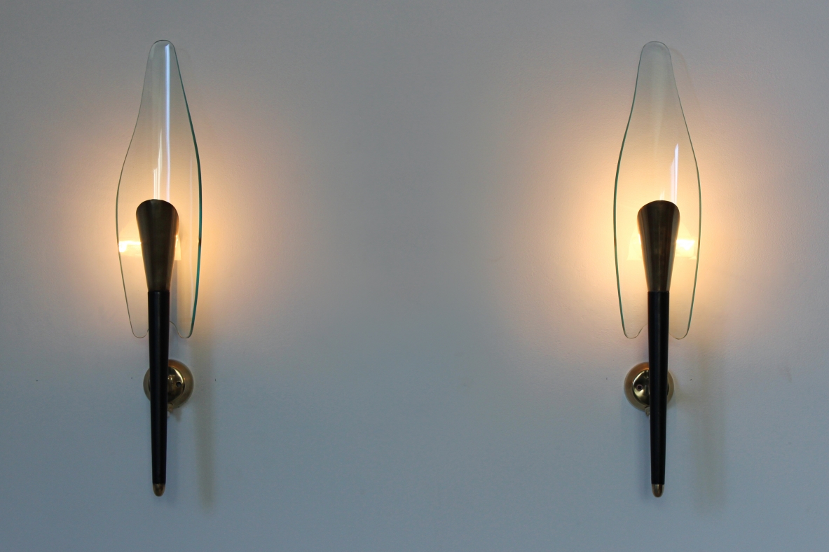 Max Ingrand. Coppia di applique in legno e ottone con paralume in cristallo. Italia, 1950ca