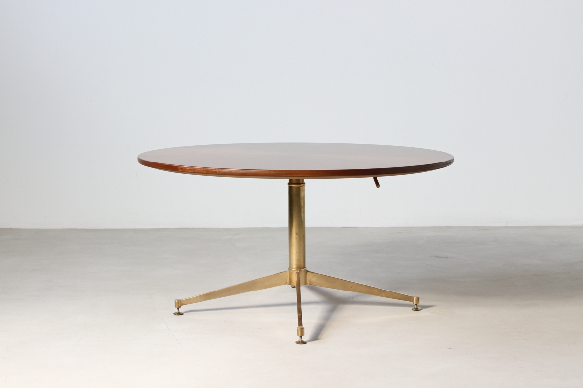 Tavolo con meccanismo saliscendi, base in ottone e piano in noce. Italia, 1950ca.
