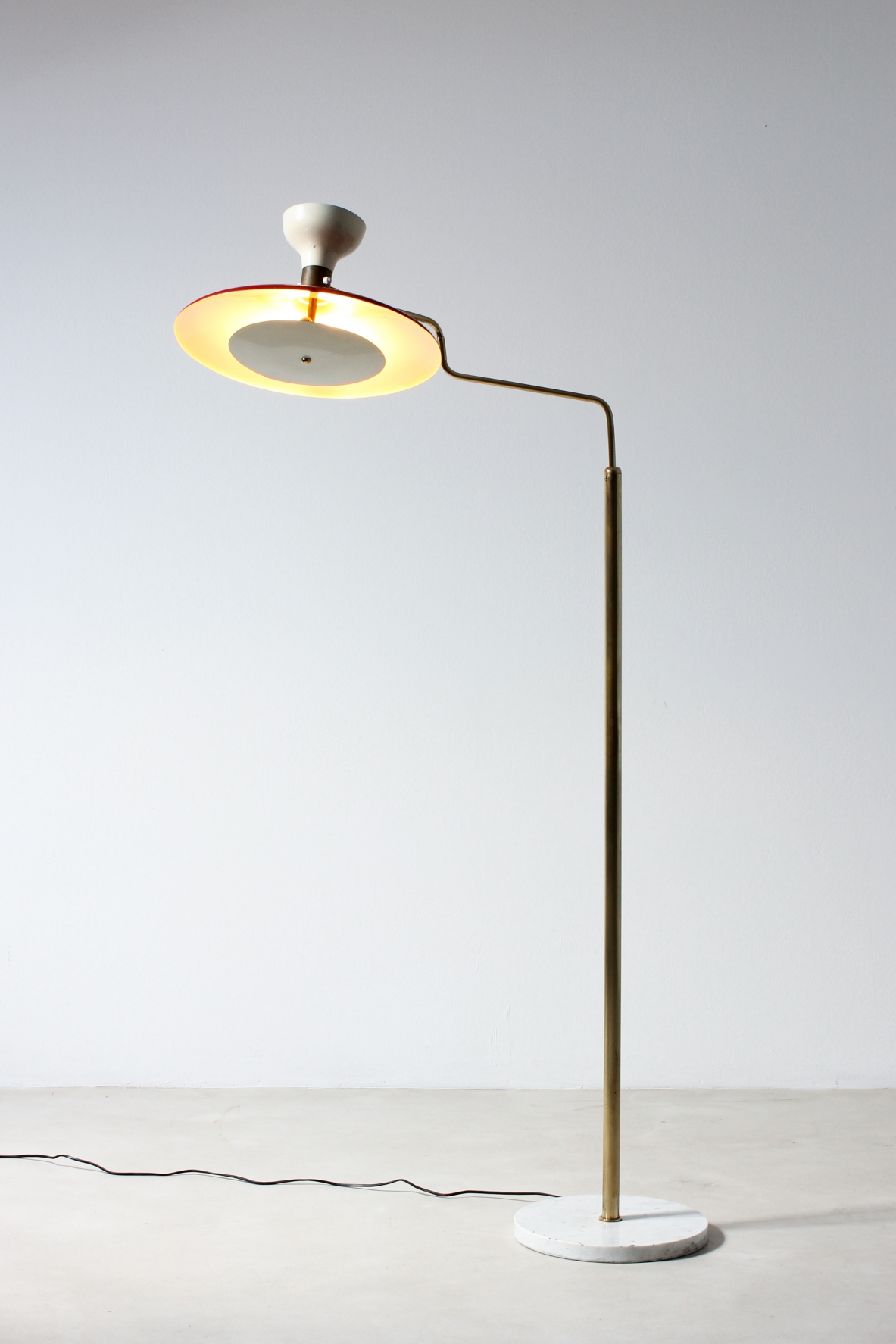 Lampada da terra a due luci in metallo smaltato, fusto in ottone e base in marmo. Manifattura italiana, 1950ca.