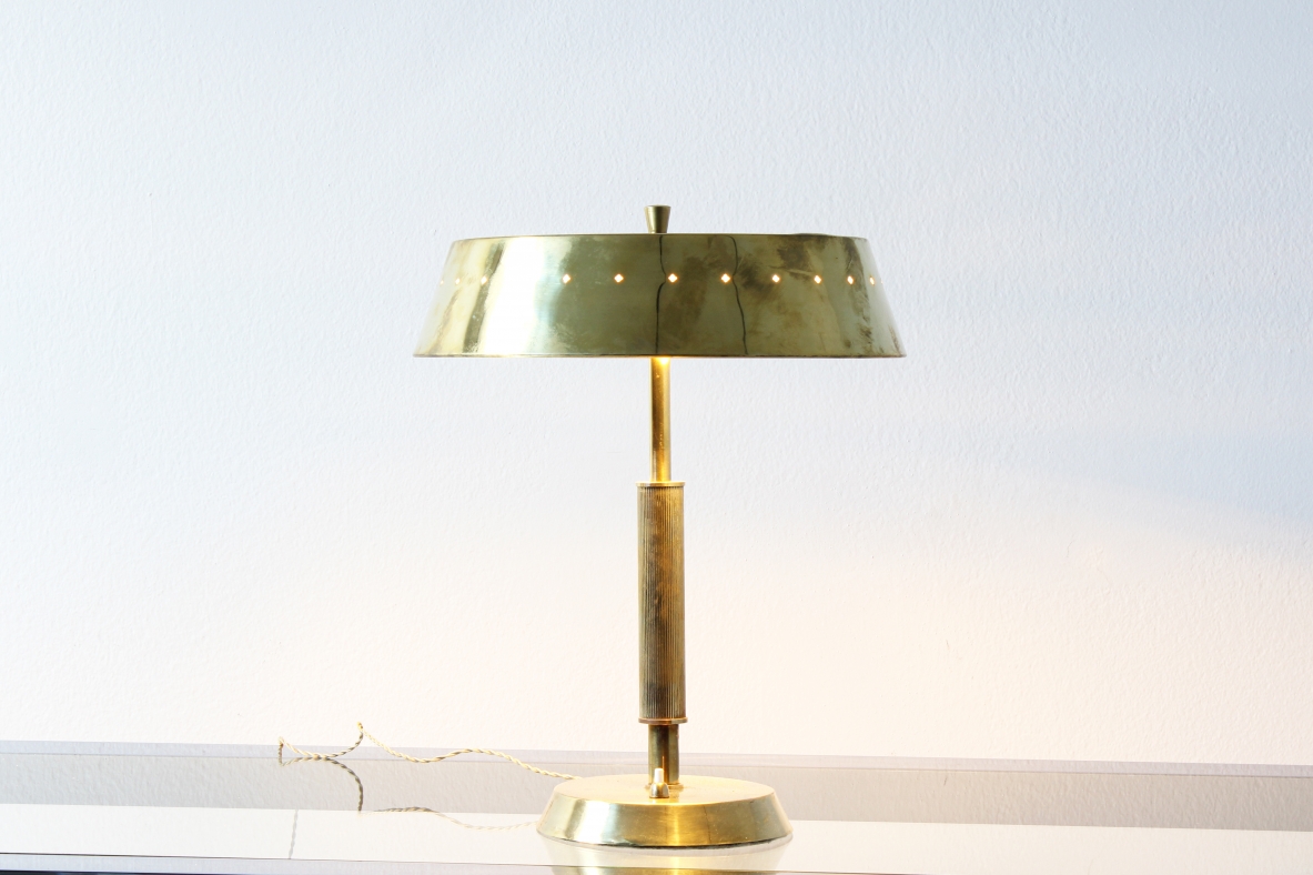 Lampada da tavolo in ottone con stelle traforate. Manifattura italiana, 1940ca