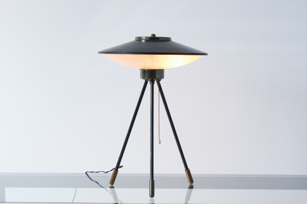 Stilnovo, rara lampada da tavolo con cappello in metallo e ottone, a tre gambe, 1950