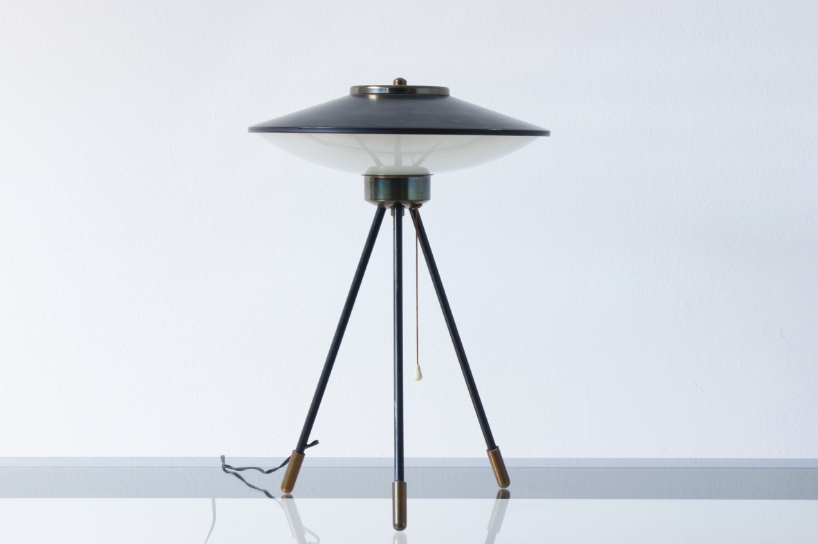 Stilnovo, rara lampada da tavolo con cappello in metallo e ottone, a tre gambe, 1950