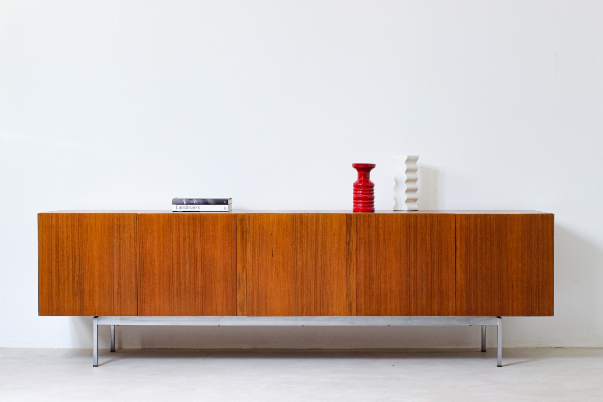 Mobile contenitore in legno biondo con base in acciaio. Manifattura italiana 1960ca.