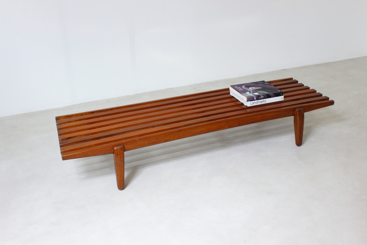 Panca in legno di teak.  Manifattura italiana, 1960ca.