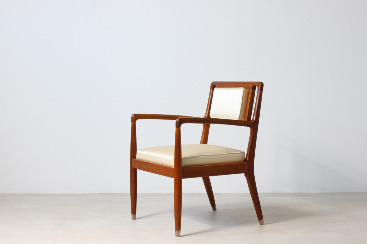 4 eleganti sedie con braccioli in noce tornito e seduta e schienale in tessuto imbottito, puntali in ottone.  Manifattura italiana, 1950ca.