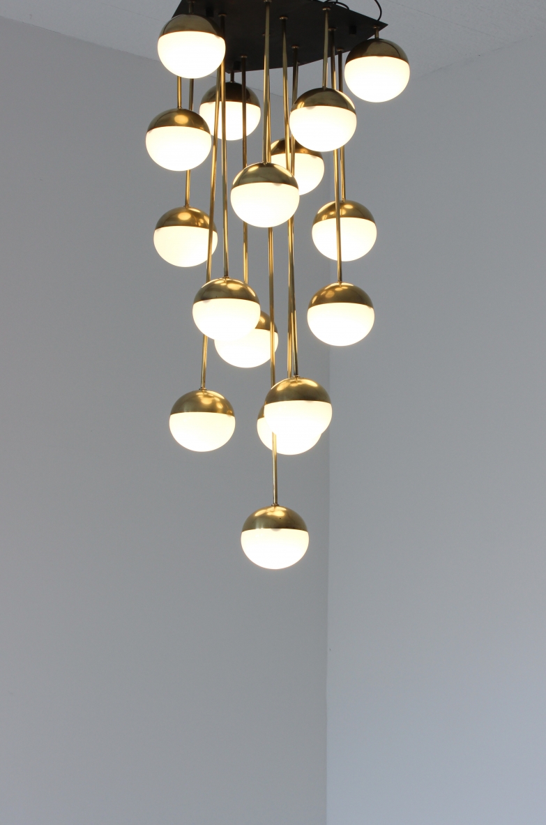 Stilnovo. Grande lampadario a 18 luci con struttura in ottone e vetri opaline. 1960ca.