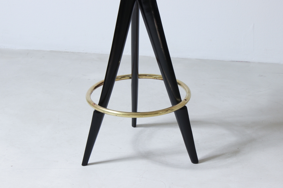 Gianni Vigorelli. Coppia di sgabelli in legno tinto e ottone. Manifattura italiana, 1950ca.