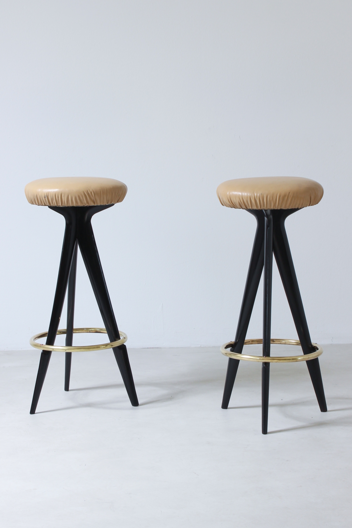 Gianni Vigorelli. Coppia di sgabelli in legno tinto e ottone. Manifattura italiana, 1950ca.