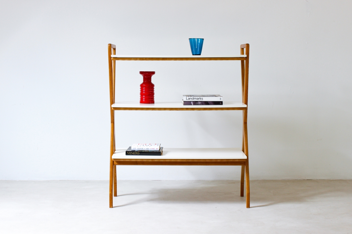 Étagère in blond oak and shelves in lacquered wood. Italian manufacture, 1950's.