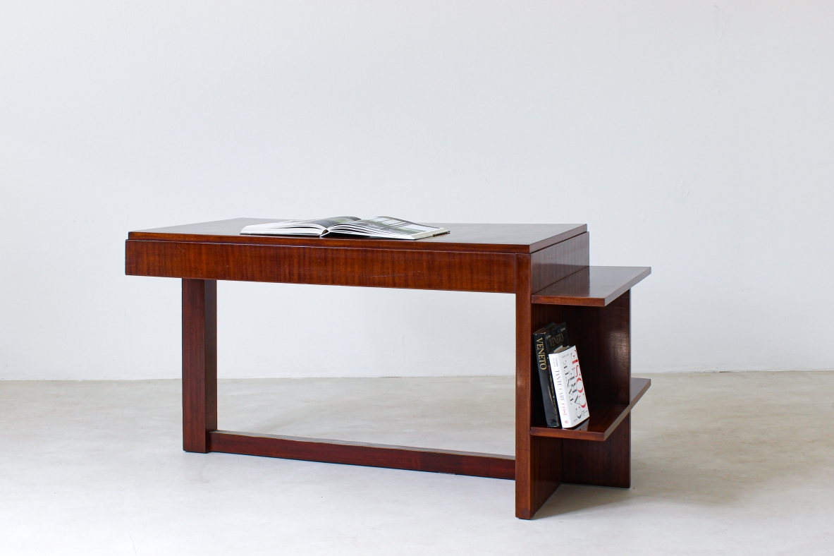Scrivania con struttura in legno. Razionalismo italiano, 1930ca.
