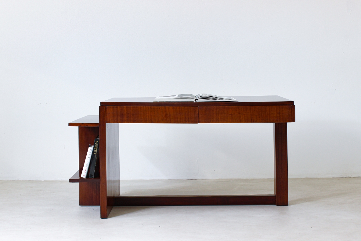 Scrivania con struttura in legno. Razionalismo italiano, 1930ca.