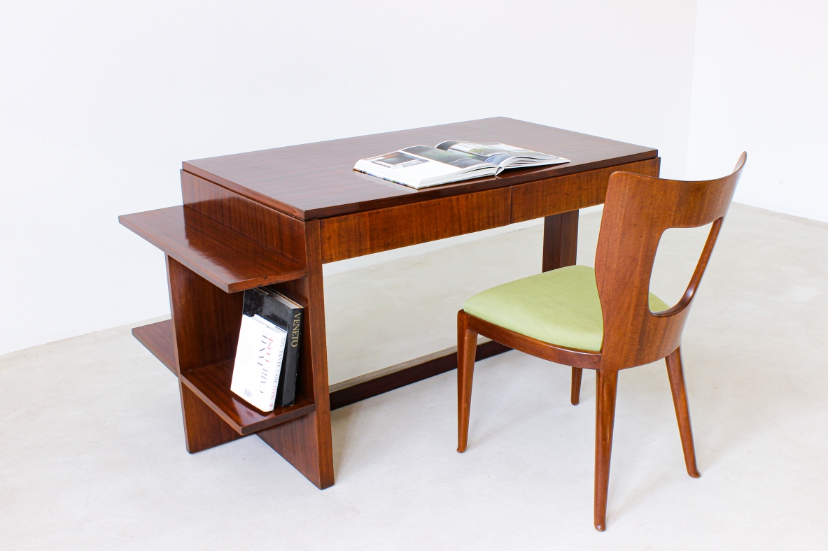 Scrivania con struttura in legno. Razionalismo italiano, 1930ca.