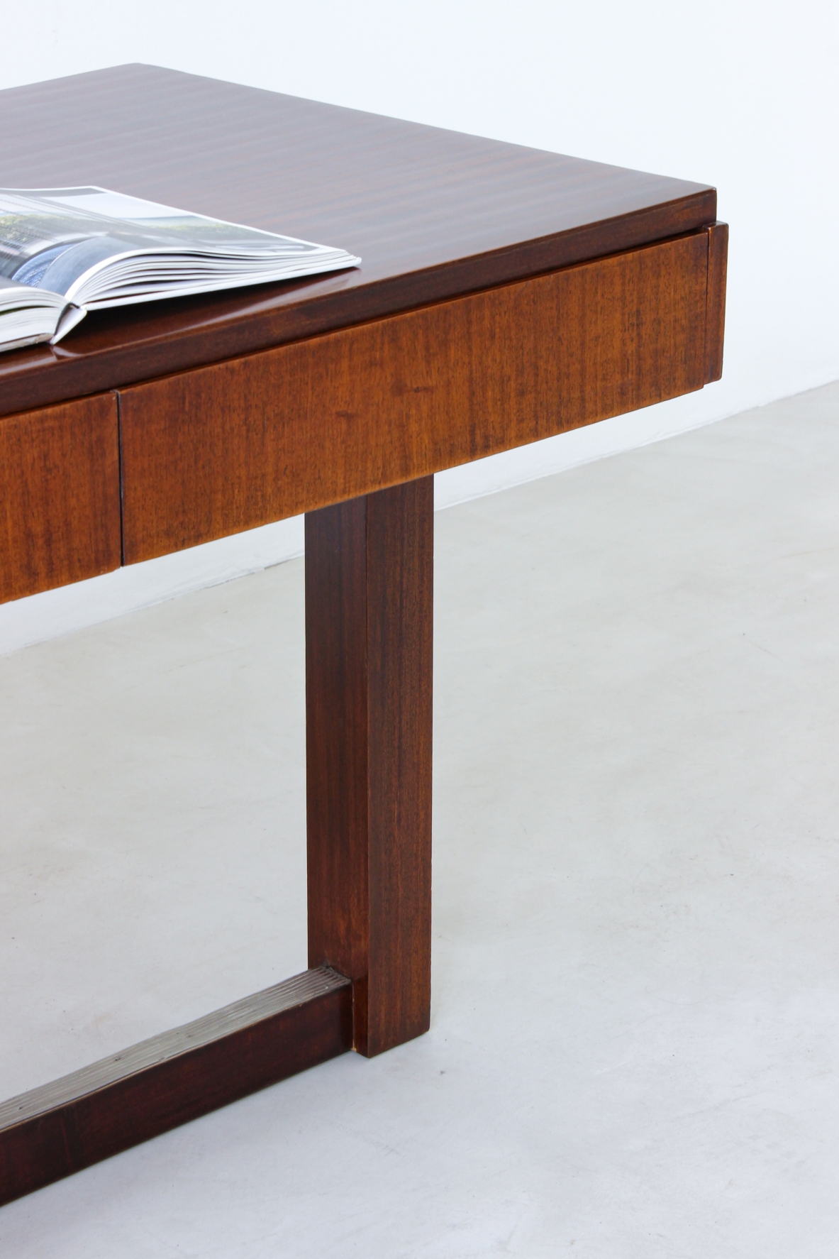 Scrivania con struttura in legno. Razionalismo italiano, 1930ca.
