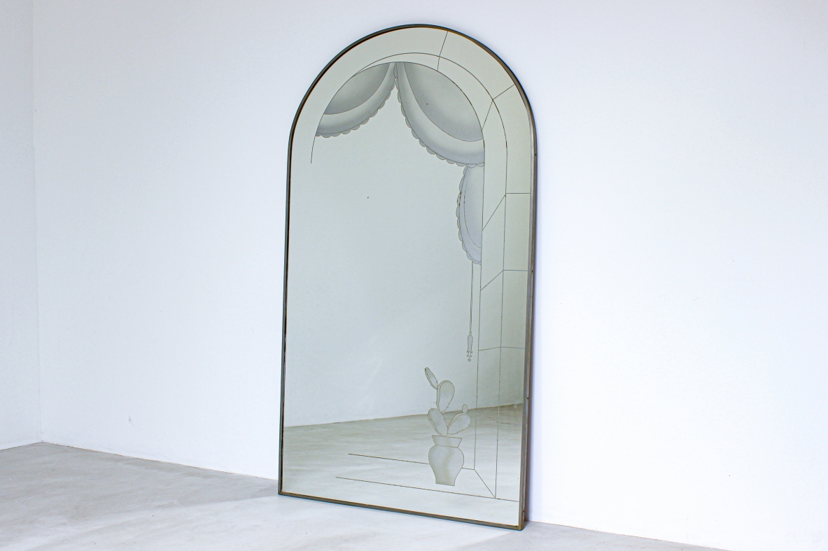 Grande specchiera ad arco con disegno architettonico. Manifattura italiana 1940ca.