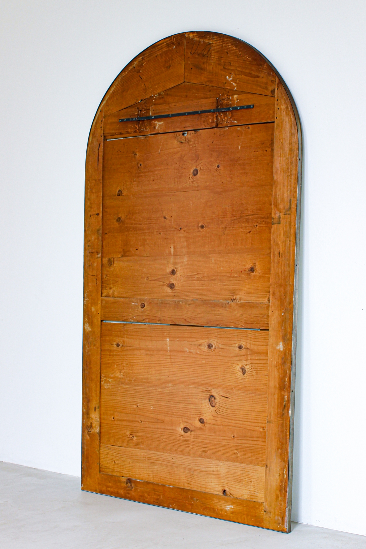 Grande specchiera ad arco con disegno architettonico. Manifattura italiana 1940ca.