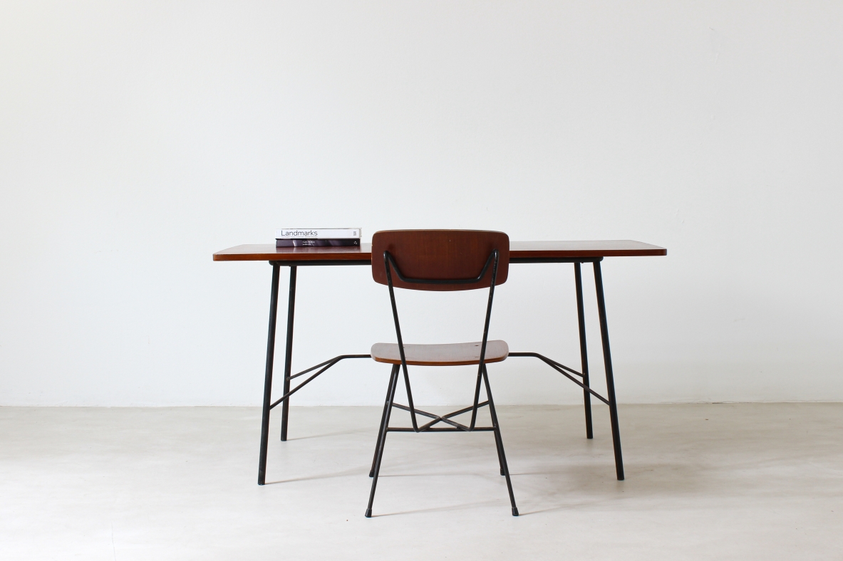 Gastone Rinaldi, scrivania con struttura in tondino di metallo e piano in mogano accompagnata da una sedia di bella fattura.  Produzione Rima, 1950ca.
