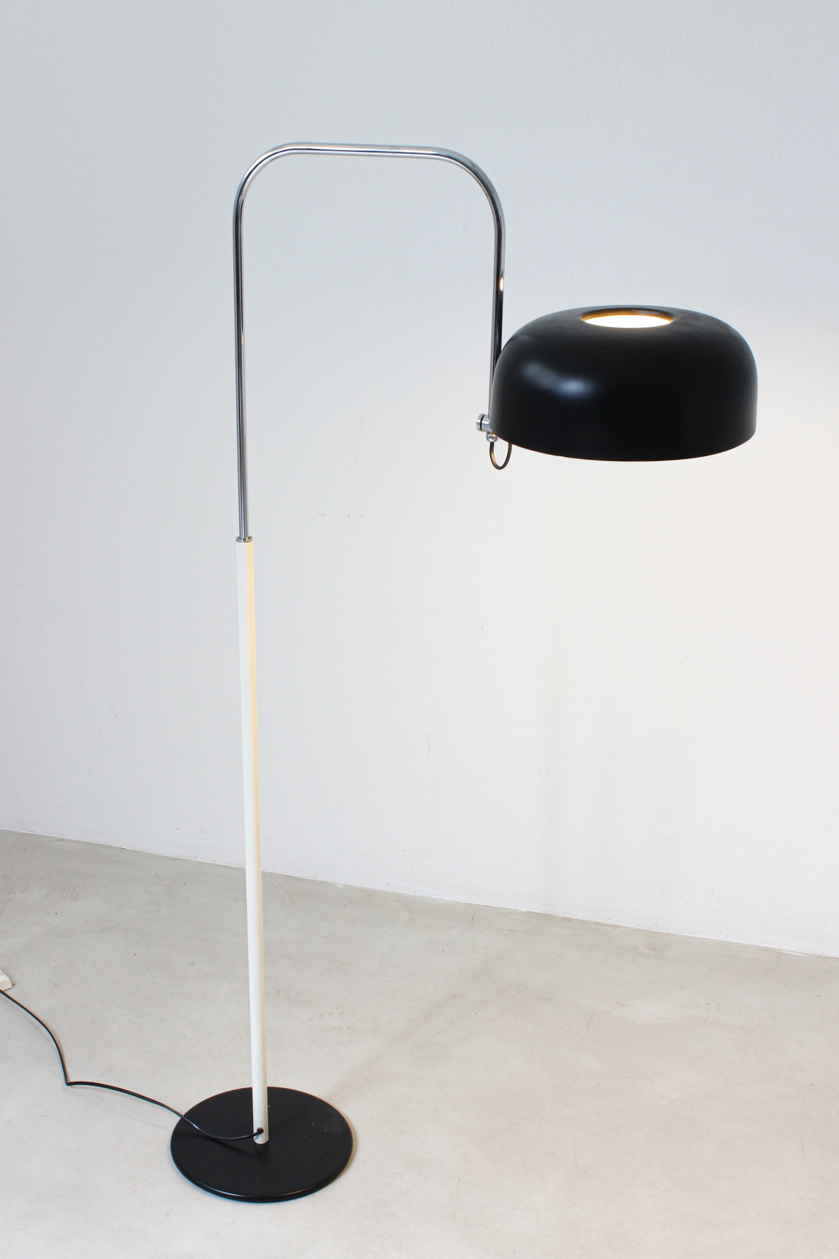 Reading lamp in black and white lacquered metal with curved chromed metal stem.