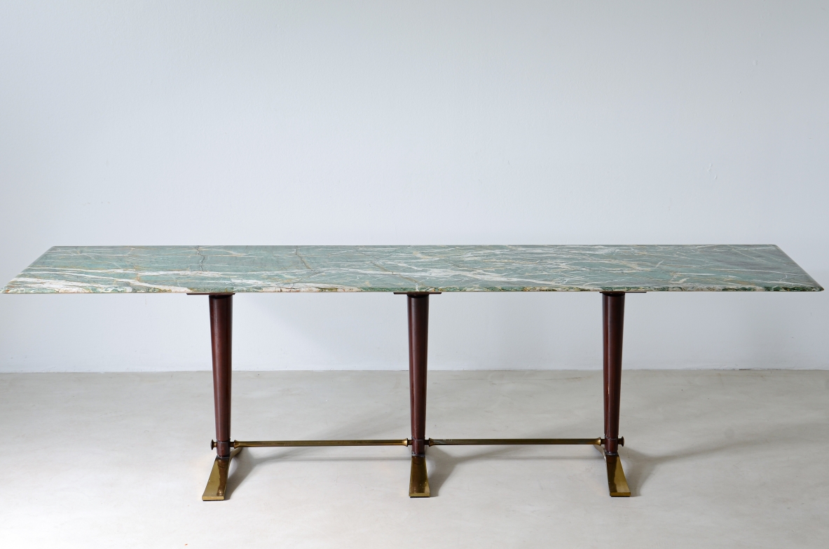 Guglielmo Ulrich. Raro tavolo console con piano in marmo sagomato, tre montanti in legno con piedi e catena in bronzo e ottone.