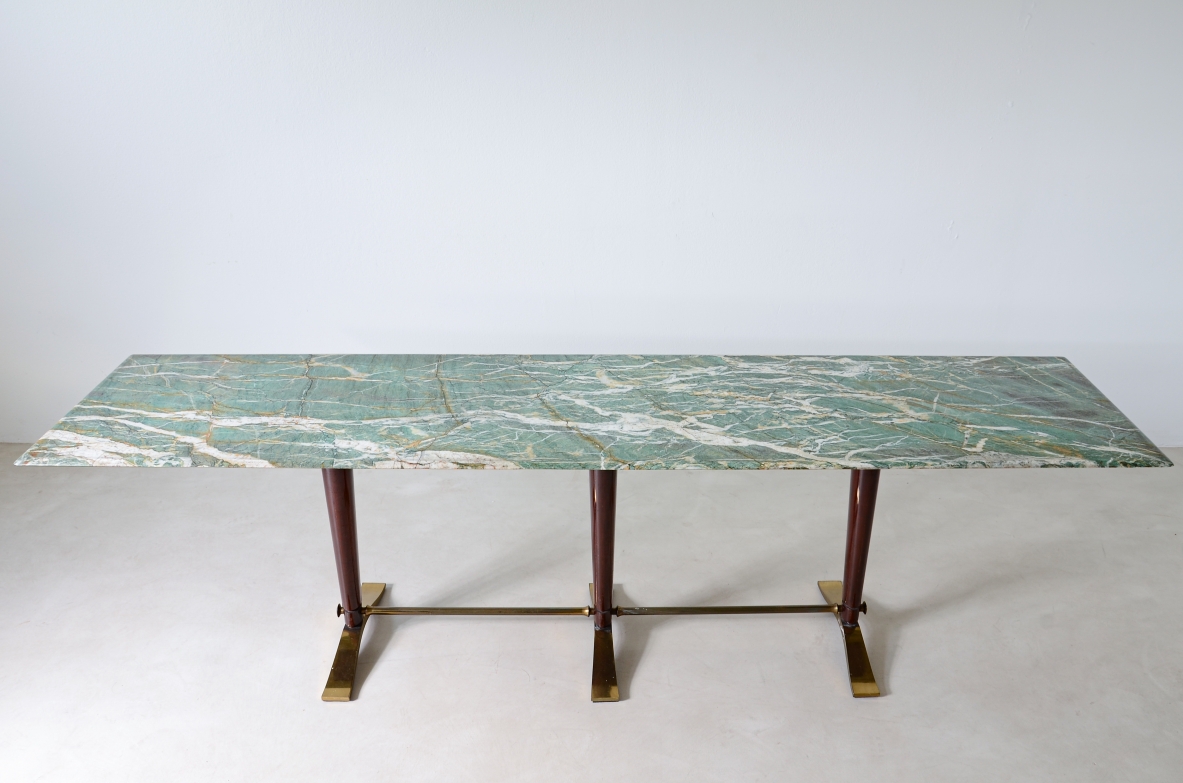 Guglielmo Ulrich. Raro tavolo console con piano in marmo sagomato, tre montanti in legno con piedi e catena in bronzo e ottone.