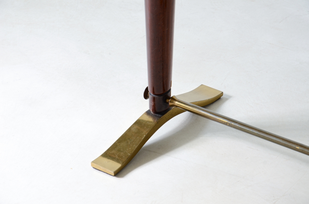 Guglielmo Ulrich. Raro tavolo console con piano in marmo sagomato, tre montanti in legno con piedi e catena in bronzo e ottone.