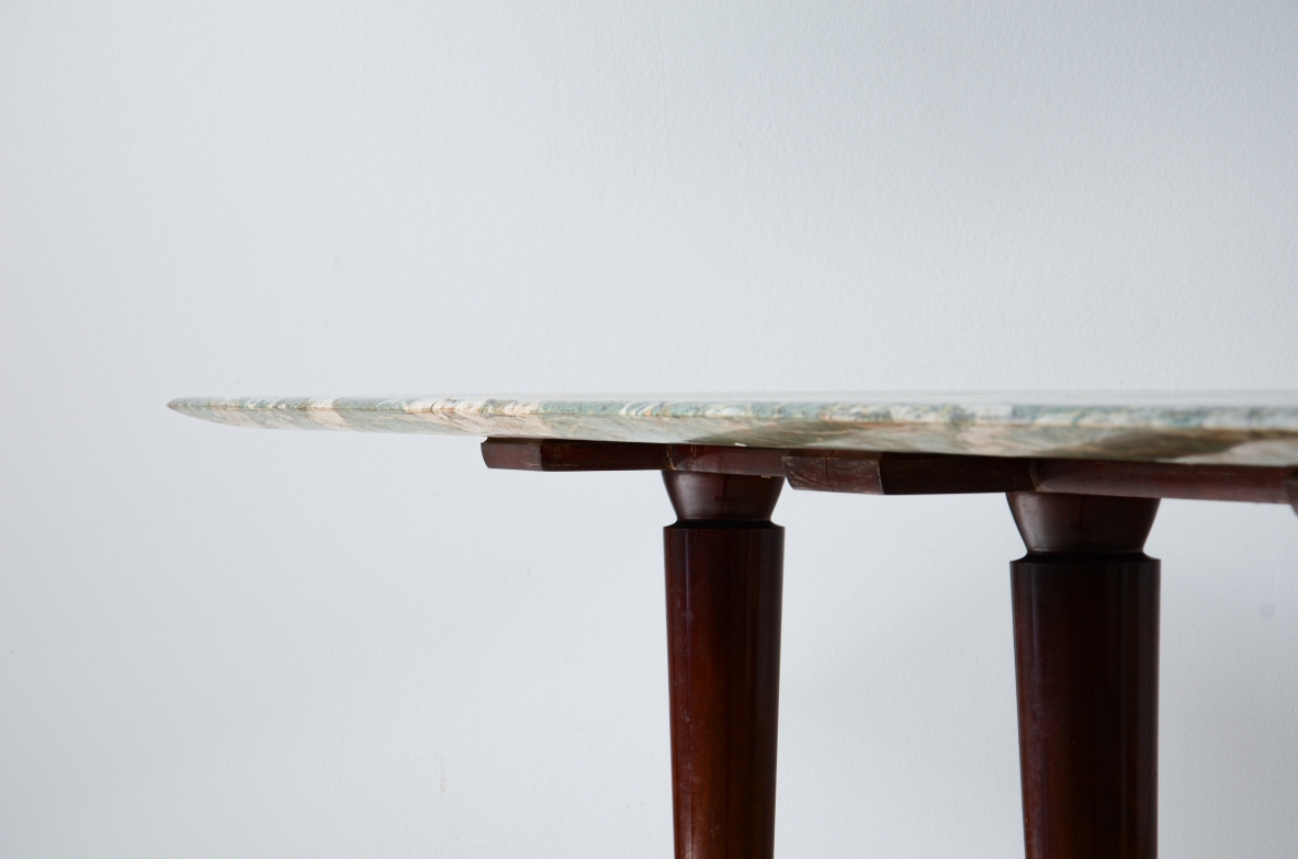Guglielmo Ulrich. Raro tavolo console con piano in marmo sagomato, tre montanti in legno con piedi e catena in bronzo e ottone.