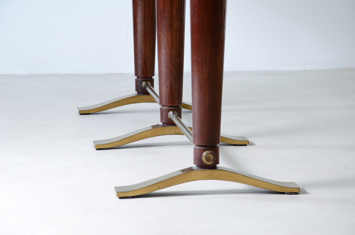 Guglielmo Ulrich. Raro tavolo console con piano in marmo sagomato, tre montanti in legno con piedi e catena in bronzo e ottone.