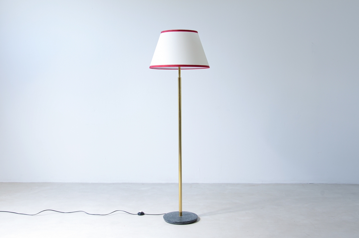 Lampada da terra in ottone con base in marmo e cappello in tessuto.  Manifattura Stilnovo 1950ca.