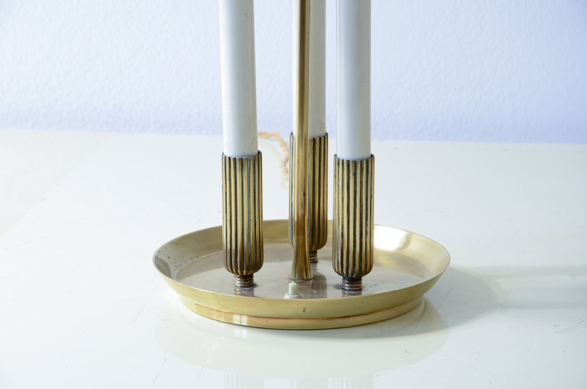 Lampada da tavolo con base tornita e stelo centrale in ottone, tre luci in metallo laccato e cappello in pergamena.  Manifattura italiana 1940ca.
