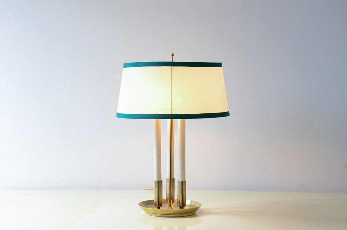 Lampada da tavolo con base tornita e stelo centrale in ottone, tre luci in metallo laccato e cappello in pergamena.  Manifattura italiana 1940ca.
