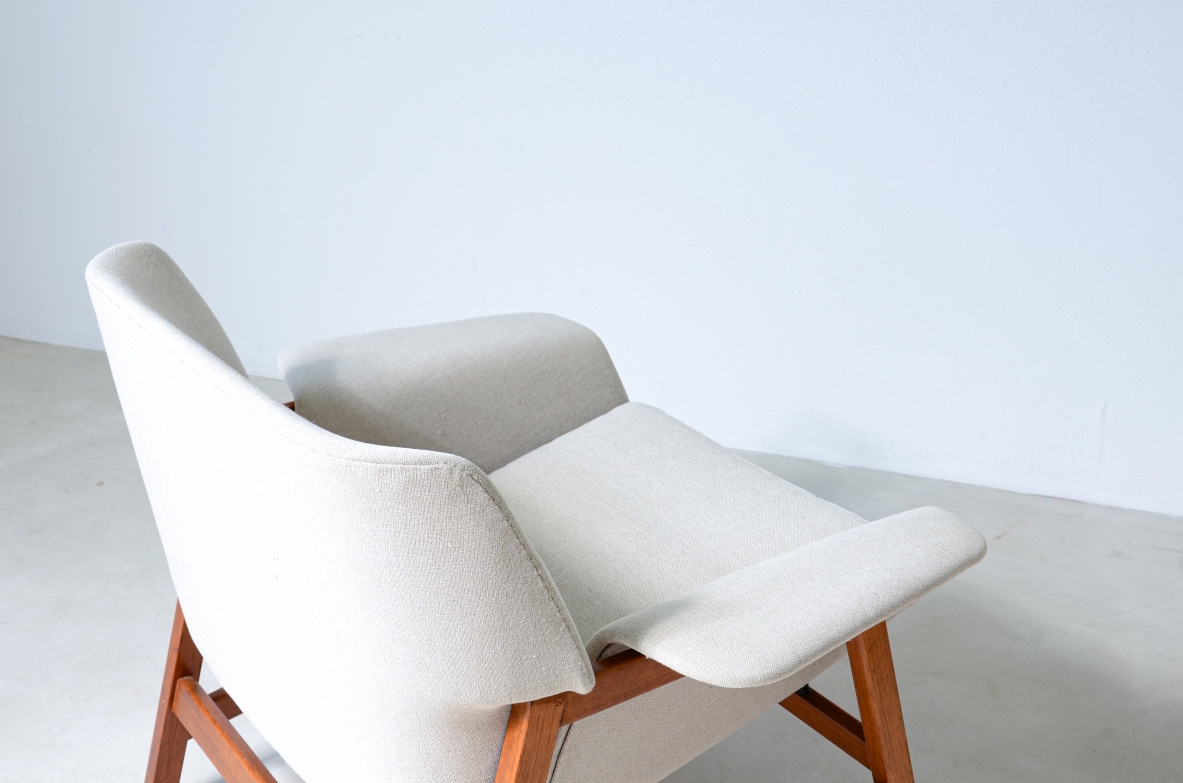Gianfranco Frattini (1926-2004)  Coppia di poltrone modello 849 in legno e tessuto imbottito.  Produzione Cassina, 1957.