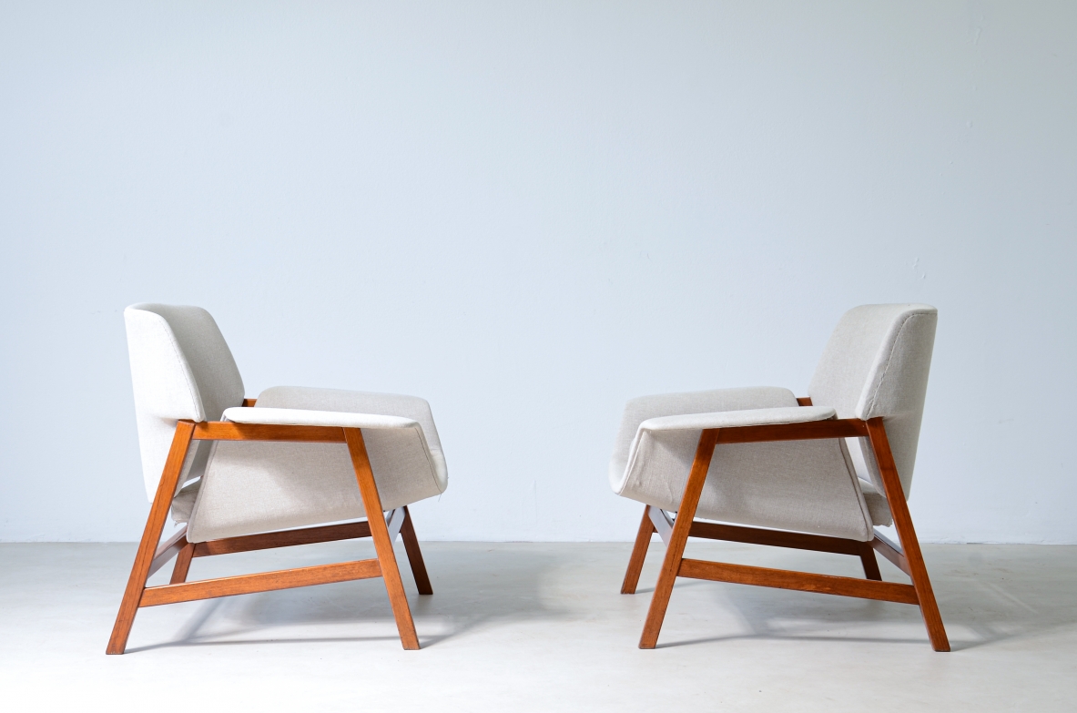 Gianfranco Frattini (1926-2004)  Coppia di poltrone modello 849 in legno e tessuto imbottito.  Produzione Cassina, 1957.