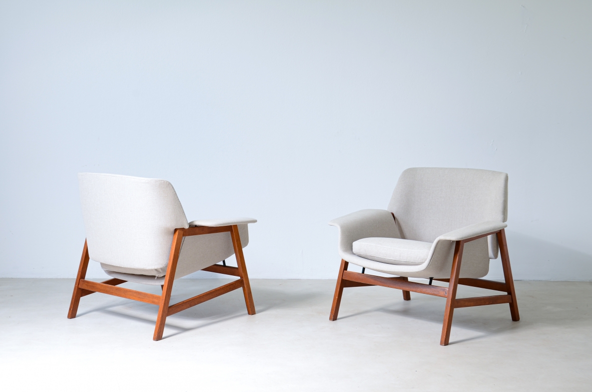Gianfranco Frattini (1926-2004)  Coppia di poltrone modello 849 in legno e tessuto imbottito.  Produzione Cassina, 1957.