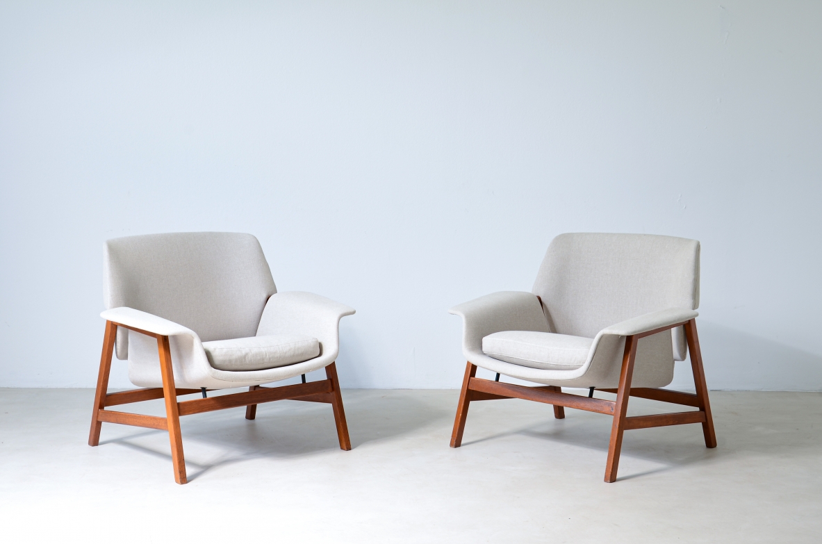 Gianfranco Frattini (1926-2004)  Coppia di poltrone modello 849 in legno e tessuto imbottito.  Produzione Cassina, 1957.
