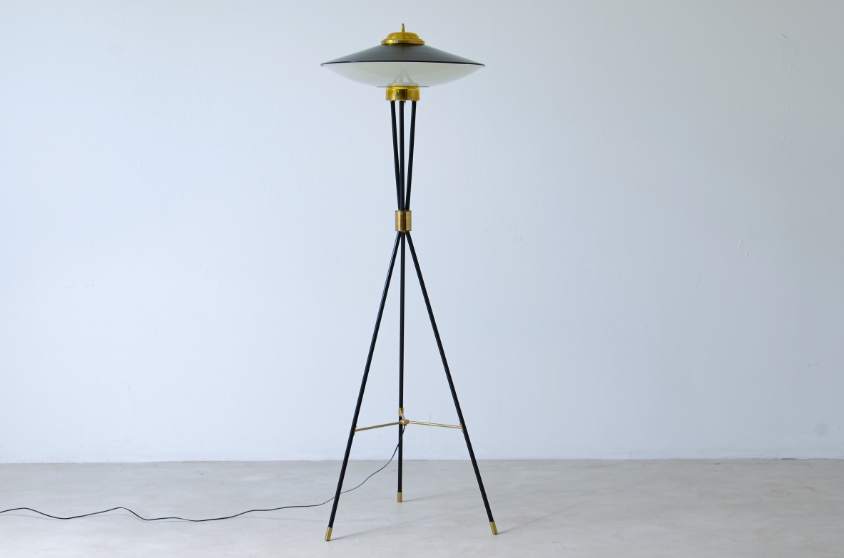 Lampada da terra con struttura in metallo e dettagli in ottone, cappello in metallo e vetro curvato.  Produzione Stilnovo, 1950ca.
