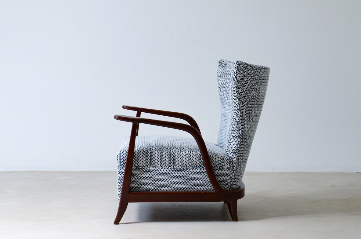 Enrico Ciuti (1910 - 1991)  Elegante poltrona in legno curvato e tessuto imbottito  Manifattura italiana, 1940ca.