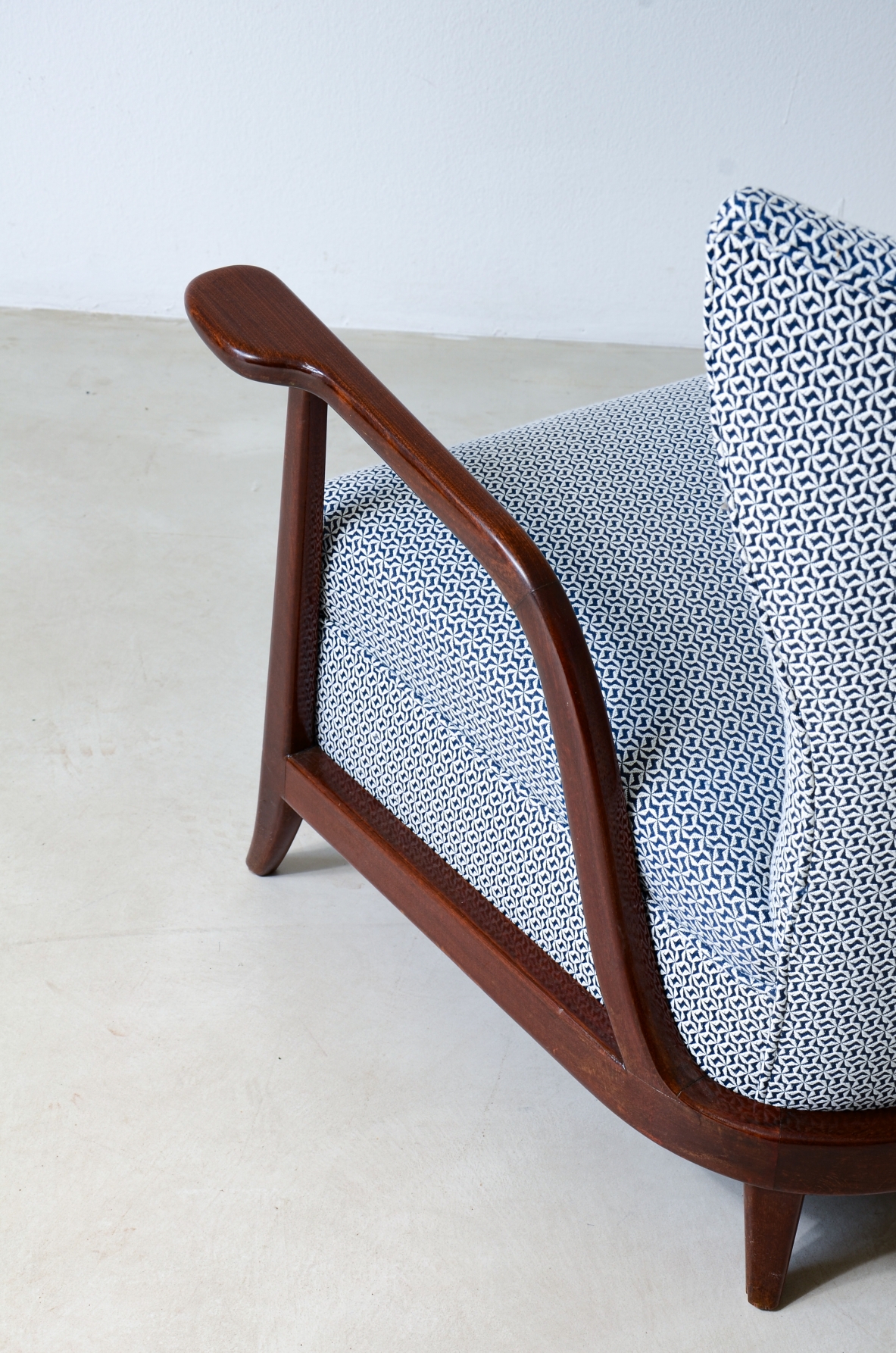 Enrico Ciuti (1910 - 1991)  Elegante poltrona in legno curvato e tessuto imbottito  Manifattura italiana, 1940ca.