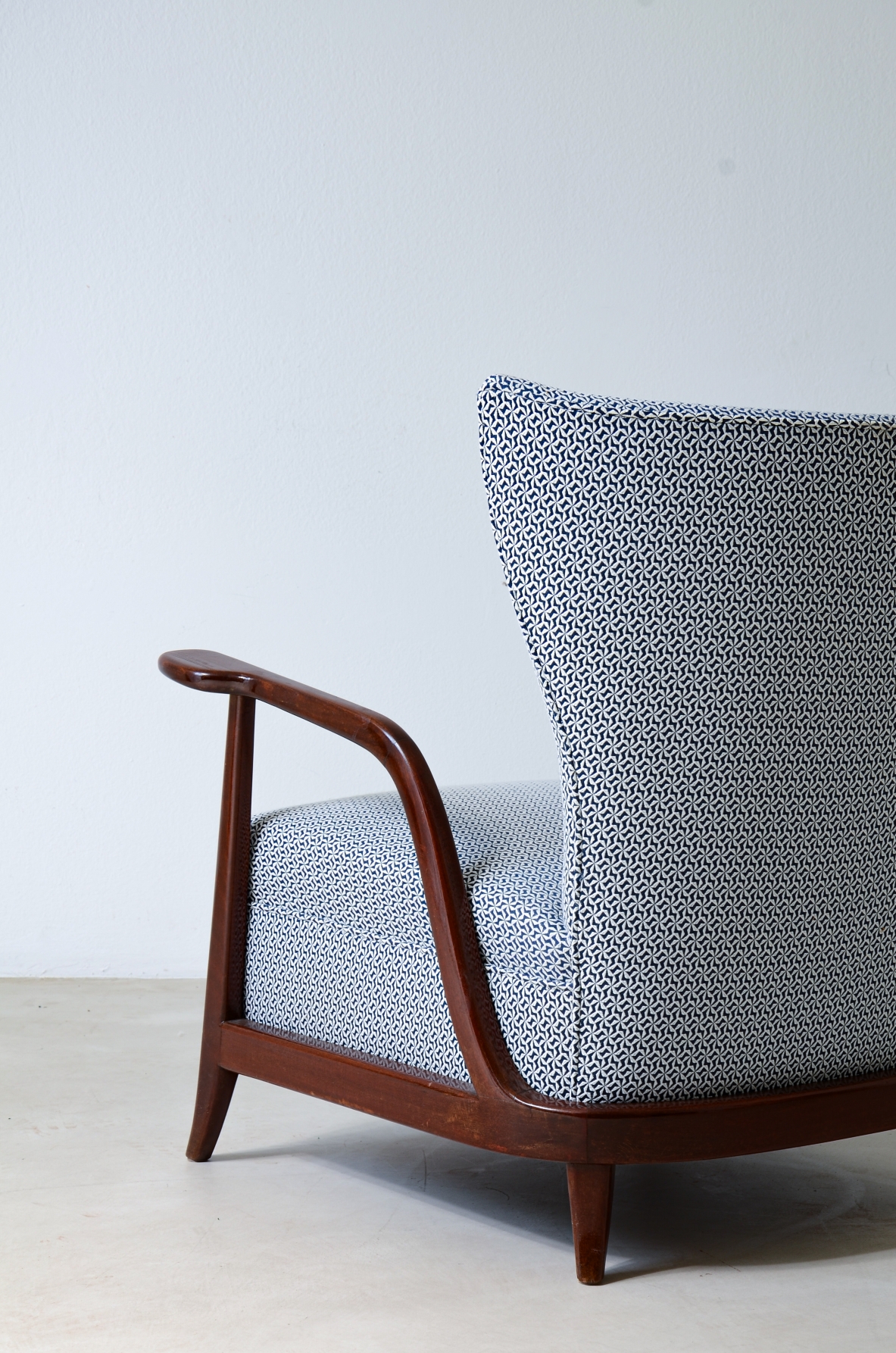 Enrico Ciuti (1910 - 1991)  Elegante poltrona in legno curvato e tessuto imbottito  Manifattura italiana, 1940ca.